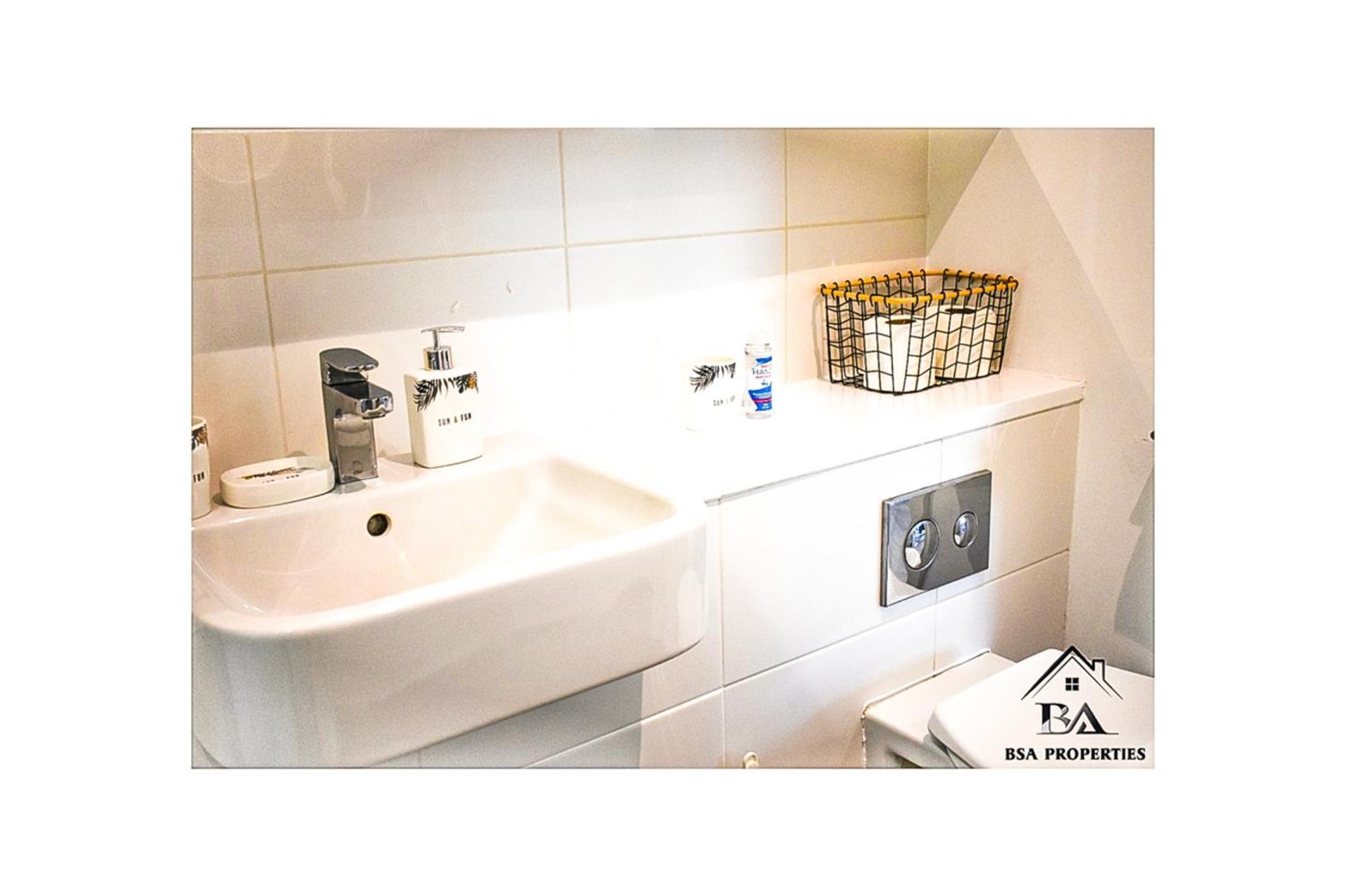 City Centre Apartment Close To Ascot & Legoland Sleep Upto 4 Guests - Parking On Request! Bracknell Esterno foto